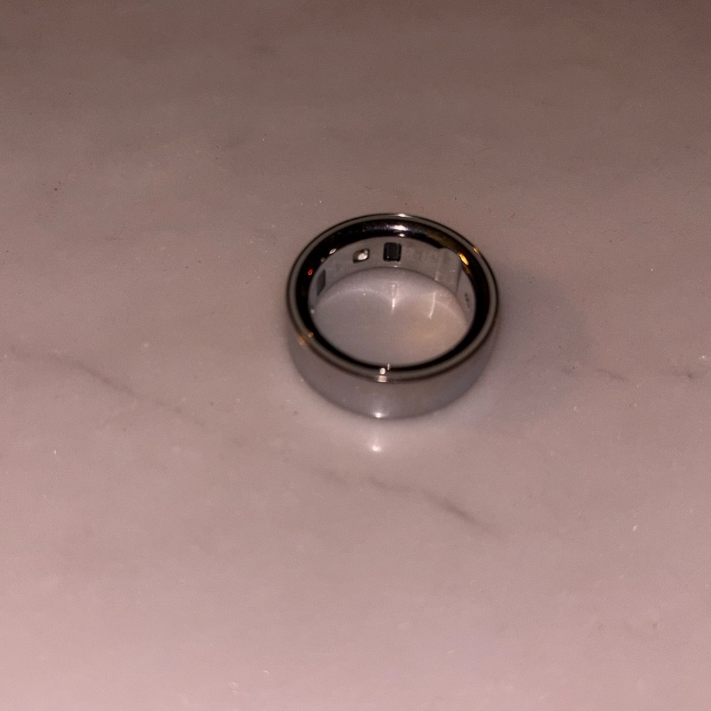 Oura Ring Gen 4, Silver, Size 8 - Picture 2 of 3